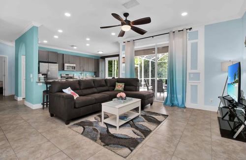 North Port House | Stylish & Bright, Mins to Downtown, Pool, Parking