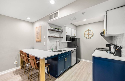 Garden Hills Apartment | Stylish Buckhead Condo Your Urban Getaway in ATL