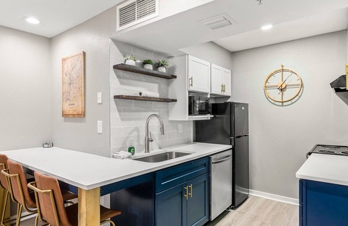 Garden Hills Apartment | Stylish Buckhead Condo Your Urban Getaway in ATL