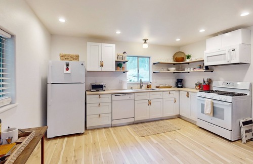 Mariposa House | Stylish cabin in Mariposa Valley, close to hiking, fishing, & Yosemite