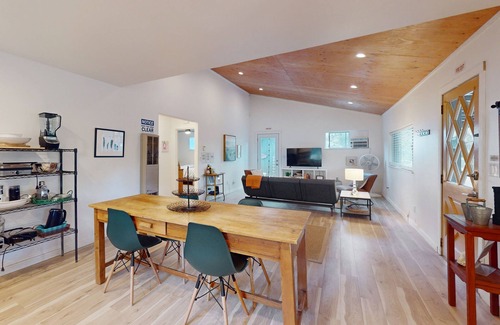 Mariposa House | Stylish cabin in Mariposa Valley, close to hiking, fishing, & Yosemite