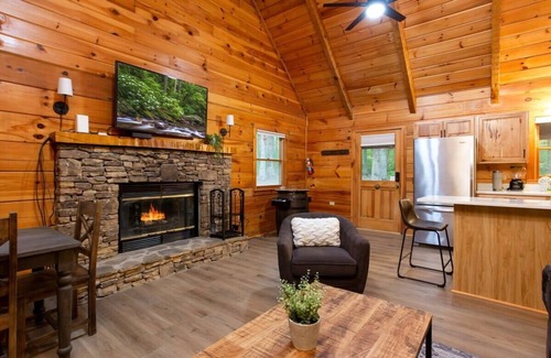 Gatlinburg - Pigeon Forge Cabin | Stylish Cabin Near Pigeon Forge