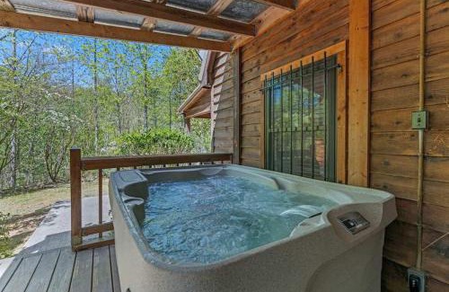 Caton House | Stylish Cabin with Hot Tub Games & More