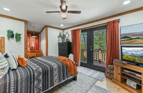 Caton House | Stylish Cabin with Hot Tub Games & More