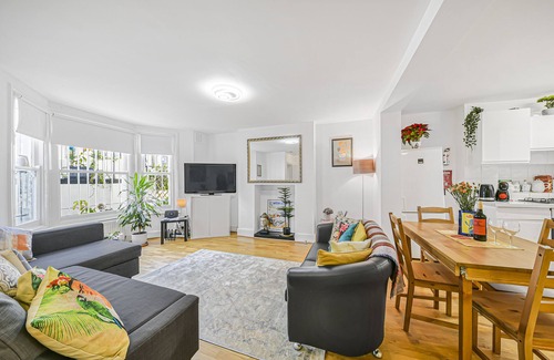 Harrow Road Apartment | Stylish Central 2-bed Apartment With Pvt Garden