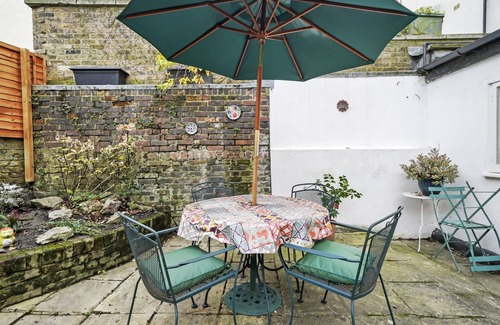 Harrow Road Apartment | Stylish Central 2-bed Apartment With Pvt Garden