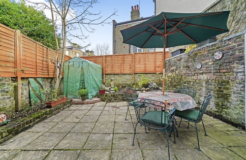 Harrow Road Apartment | Stylish Central 2-bed Apartment With Pvt Garden