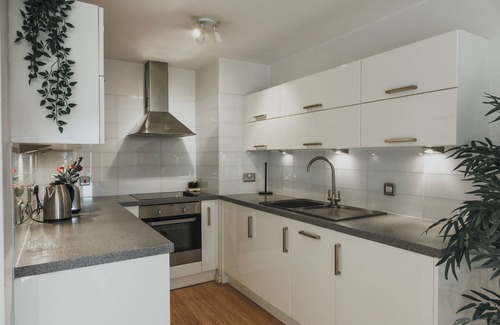 Wapping Apartment | Stylish Central London Flat with balcony and swimming pool