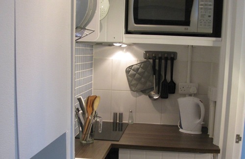 Hammersmith Broadway Apartment | Stylish Central London - Super Studio for Couple - Compact Complete Connected