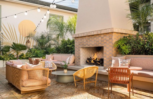 Charleston Historic District Apartment | Stylish Charleston Suite | King Bed + Views
