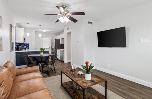 Carter Riverside House | Stylish & Charming! 5 Min. to Downtown!