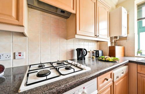 Brondesbury Apartment | Stylish City Escape - Boutique Living in London