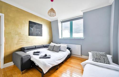 Brondesbury Apartment | Stylish City Escape - Boutique Living in London