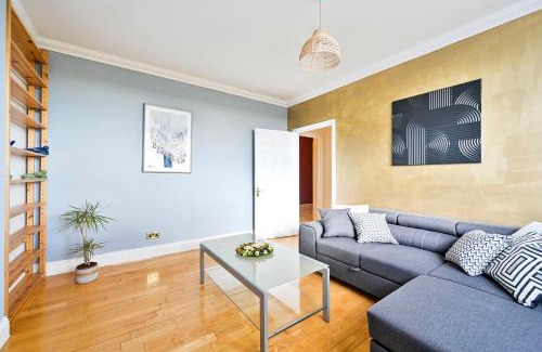 Brondesbury Apartment | Stylish City Escape - Boutique Living in London