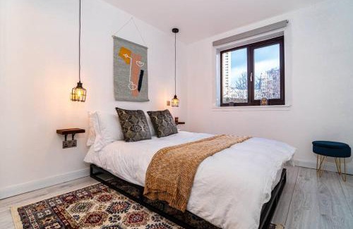 City Centre Glasgow Apartment | Stylish City Pad with Free Private Parking
