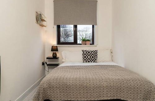 City Centre Glasgow Apartment | Stylish City Pad with Free Private Parking