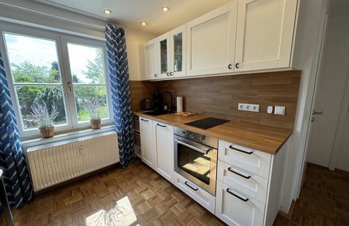 Kaditz Apartment | Stylish city retreat near the Elbe - King-size bed