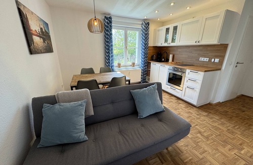 Kaditz Apartment | Stylish city retreat near the Elbe - King-size bed