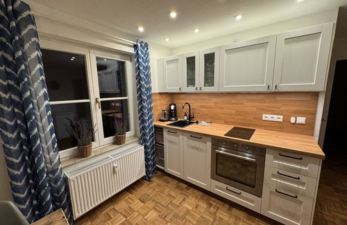 Kaditz Apartment | Stylish city retreat near the Elbe - King-size bed