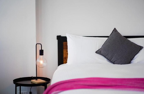 Saint Kilda South Apartment | Stylish City-View 1BR Apt in St Kilda