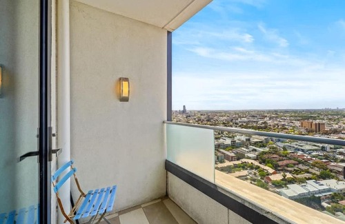 Saint Kilda South Apartment | Stylish City-View 1BR Apt in St Kilda