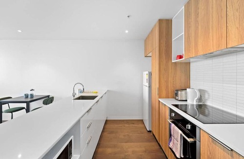 Saint Kilda South Apartment | Stylish City-View 1BR Apt in St Kilda