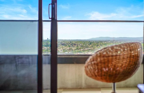 Saint Kilda South Apartment | Stylish City-View 1BR Apt in St Kilda