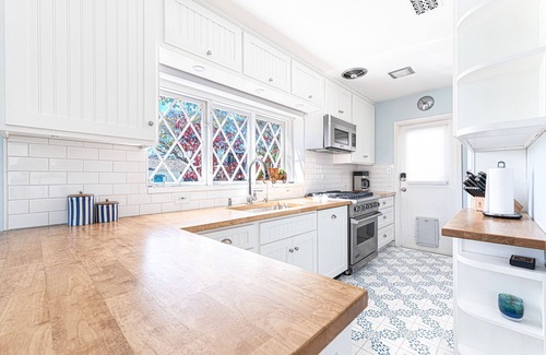 Corona del Mar Condo | Stylish Coastal Cottage w/Central AC, Modern Upgrades & Lush Patio – Walk to Beach & Dining!