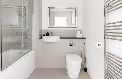 South Harrow Apartment | Stylish & Comfortable Top-Floor Flat in Harrow