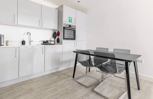 South Harrow Apartment | Stylish & Comfortable Top-Floor Flat in Harrow