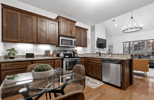 North Chattanooga House | Stylish & Comfy ~ 5★ Location ~ Game Room ~ Decks!