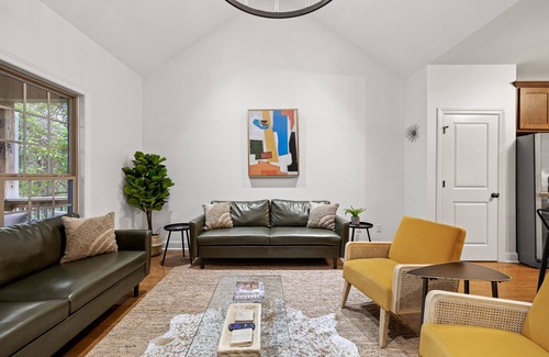 North Chattanooga House | Stylish & Comfy ~ 5★ Location ~ Game Room ~ Decks!