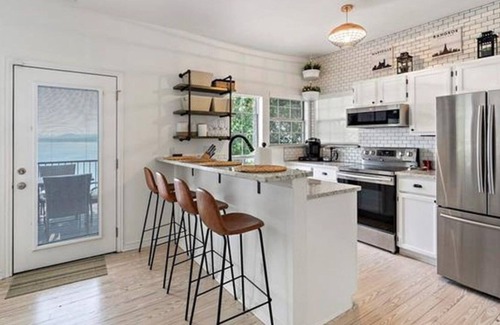 Hughes Park Lake House | Stylish Comfy Heaven on Lake Travis~ Scenic Views!
