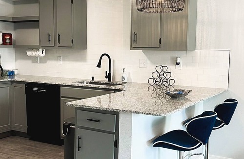 Johnson Apartment | Stylish Condo @ Heart of NWA. Close to Mall & Lake