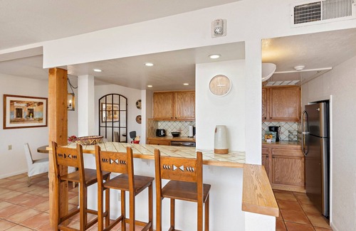 Northeast Santa Fe Hotel | Stylish Condo Near Plaza - Wood Fireplace, Pool Access, Full Kitchen