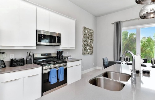 Reunion Hotel | Stylish Condo with Pool Table near Disney with Resort & Waterpark Access -.