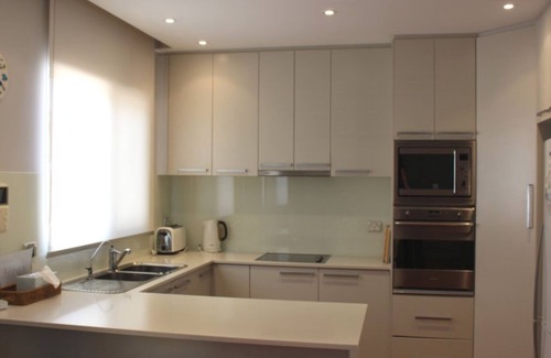 Hawks Nest House | Stylish Contemporary Townhouse, WiFi, Air-Con