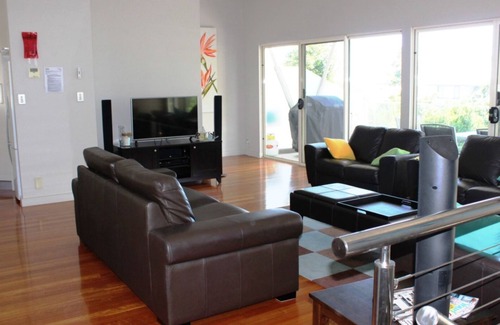 Hawks Nest House | Stylish Contemporary Townhouse, WiFi, Air-Con