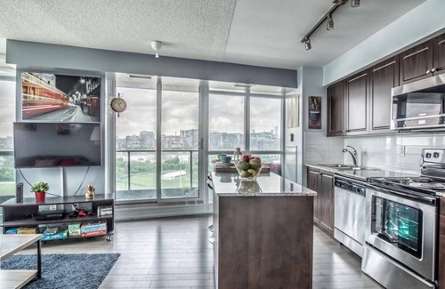 Bathurst Quay Hotel | Stylish Corner Panoramic | Steps to Lake & Downtown Core