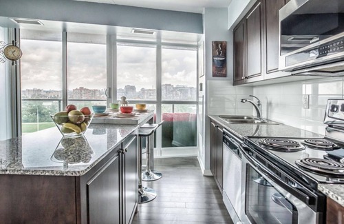 Bathurst Quay Hotel | Stylish Corner Panoramic | Steps to Lake & Downtown Core
