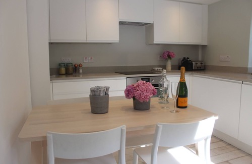 Helford Cottage | Stylish Cornish waterside cottage on the SW coast path