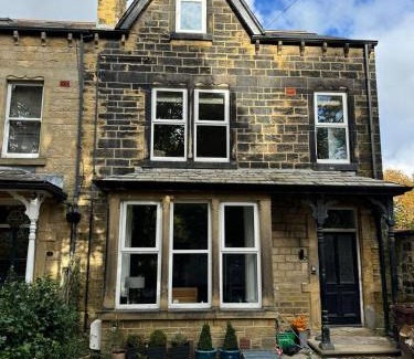 Roundhay Apartment | Stylish & Cosy 2-Bed Apartment in Vibrant Oakwood!