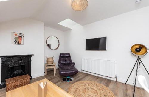 Roundhay Apartment | Stylish & Cosy 2-Bed Apartment in Vibrant Oakwood!