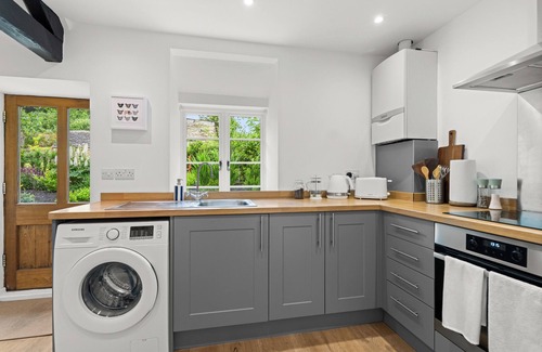Barnsley Cottage | Stylish, Cosy Cotswolds House & beautiful garden