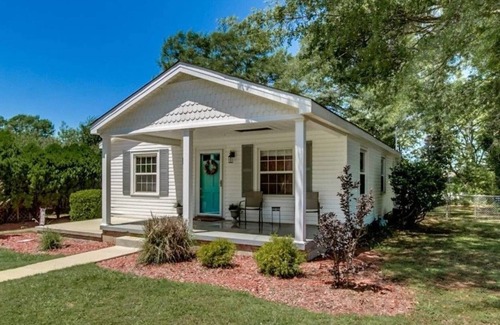 Northport House | ♥ Stylish Cottage ☞ 1 Mile to University and Main Street ☞ Free Parking ★ High S
