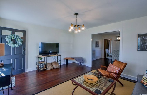 Northport House | ♥ Stylish Cottage ☞ 1 Mile to University and Main Street ☞ Free Parking ★ High S