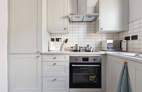 Lea Bridge Apartment | Stylish Cottage Flat | Walk to Train, Shops, Eateries | Great for Work & Family