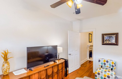 East Riverside Cottage | Stylish cottage in the heart of town w/ yard, full kitchen, central AC, & more!