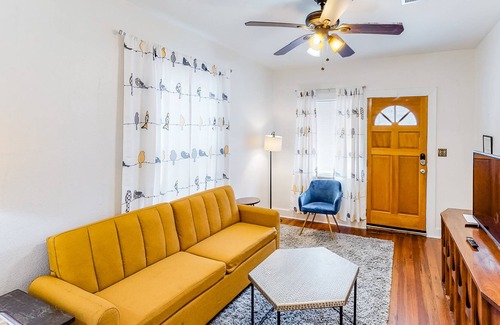 East Riverside Cottage | Stylish cottage in the heart of town w/ yard, full kitchen, central AC, & more!