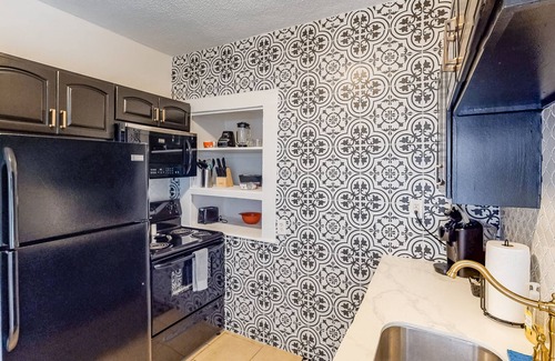 East Riverside Cottage | Stylish cottage in the heart of town w/ yard, full kitchen, central AC, & more!